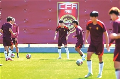 利亚U, 等在职业俱