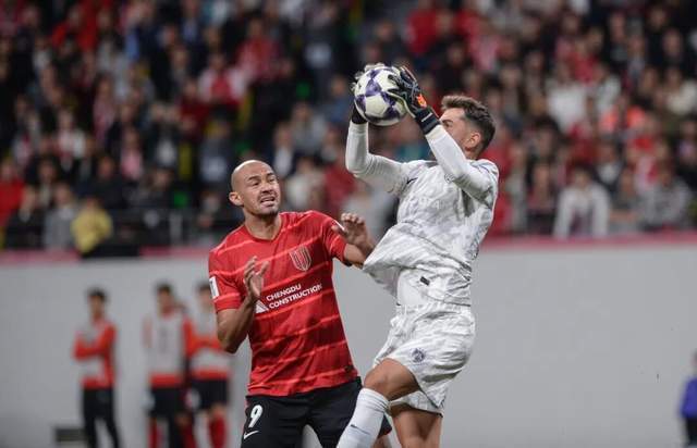 着现实考量, 的侧重